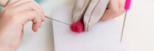 Osoba haftująca delikatny wzór